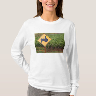 Een gele bord dat een tractorwaarschuwing aangeeft t-shirt