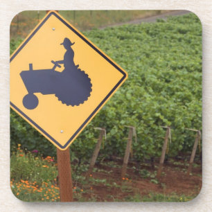 Een gele bord met een tractor die de wijngaard kru bier onderzetter