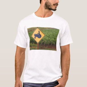 Een gele bord voor kruisende tractoren in de wijng t-shirt