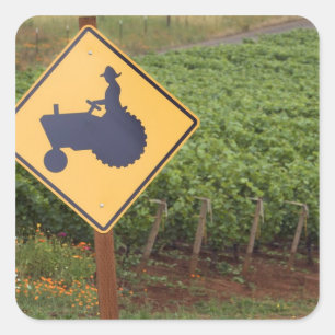 Een gele bord voor kruisende tractoren in de wijng vierkante sticker