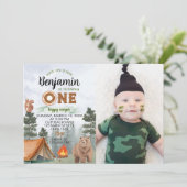 Een gelukkige kampeerder verjaardagsuitnodiging kaart (Staand voorkant)