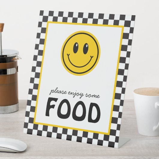 Een gelukkige kerel glimlach gezicht voedselstatio reclamebord met voetstuk (Insitu)