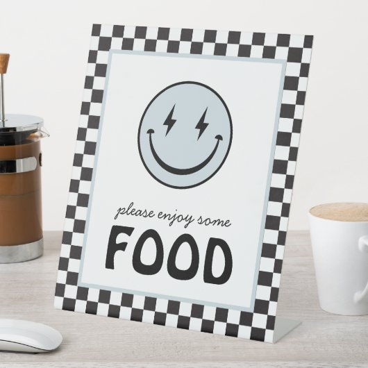 Een gelukkige kerel glimlach gezicht voedselstatio reclamebord met voetstuk (Insitu)