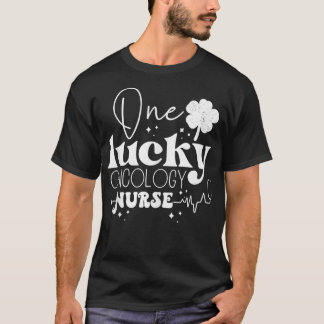 Een gelukkige oncologie verpleegster scrub grappig t-shirt