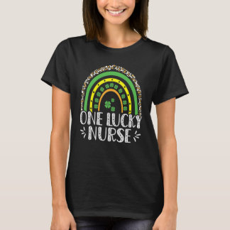 Eén gelukkige verpleegster luipaard regenboog St P T-shirt