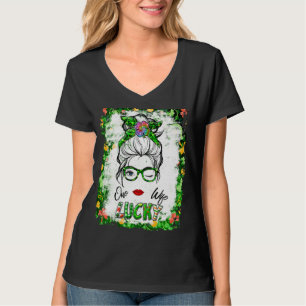Een gelukkige vrouw rommelige knot klavertje St. P T-shirt