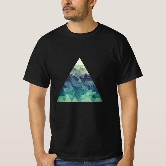 Een geometrisch driehoekig berglandschap t-shirt (Voorkant)