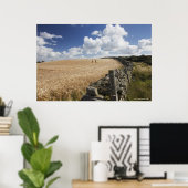 Een gestreepte draadhek gebouwd langs een stenen h poster (Thuiskantoor)