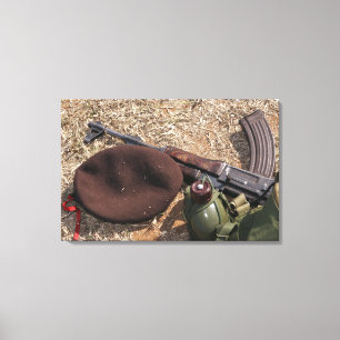 Een geweer, een militaire afdekking en een kantine canvas afdruk