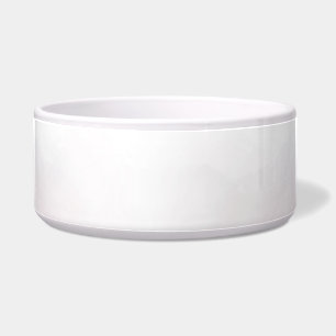 Een gewone witte keramische kom met een glanzende