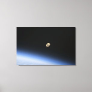 Een gigantische maan zichtbaar boven de atmosfeer canvas afdruk