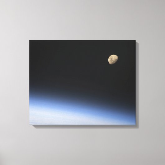 Een gigantische maan zichtbaar boven de atmosfeer  canvas afdruk (Voorkant)