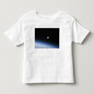 Een gigantische maan zichtbaar boven de atmosfeer kinder shirts