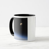 Een gigantische maan zichtbaar boven de atmosfeer  mok (Voorkant links)