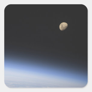 Een gigantische maan zichtbaar boven de atmosfeer  vierkante sticker