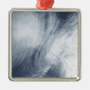 Een gigantische wolk zwaait boven het zee metalen ornament