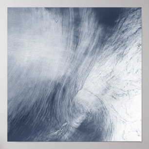 Een gigantische wolk zwaait boven het zee poster