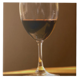 Een glas rode Chateau Belgrave in het zonlicht - Tegeltje