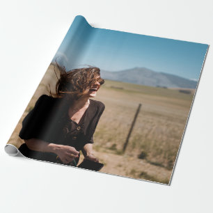 Een glimlachende vrouw op bruin en groen veld cadeaupapier