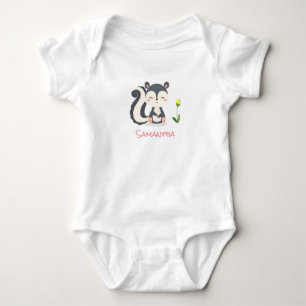 Een glimlende Baby stinkdier met een gele bloem Romper