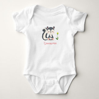 Een glimlende Baby stinkdier met een gele bloem Romper
