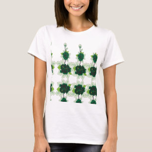 Een golden retriever puppy zit op een grasveld, w t-shirt