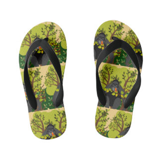 Een gorilla gefascineerd door een vlinder kinder teenslippers