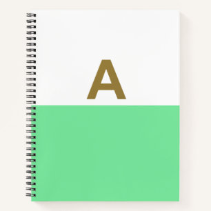 Een gouden initialen notitieboek