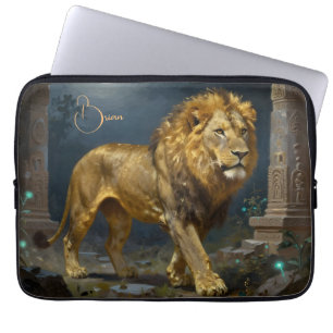 Een Gouden Leeuw Wandelend onder het Maanlicht Laptop Sleeve