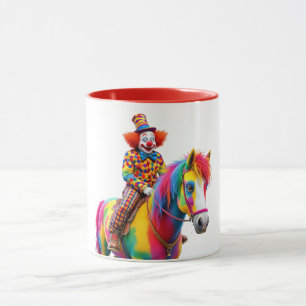 Een grappige clown die op een meerkleurig paard ri mok