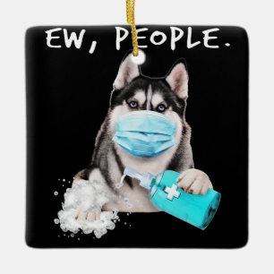 Een grappige husky hond met een cadeau voor een ge keramisch ornament