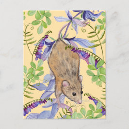 Een grappige muis in een bos bloemen. briefkaart