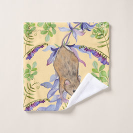 Een grappige muis in een bos bloemen. washandje