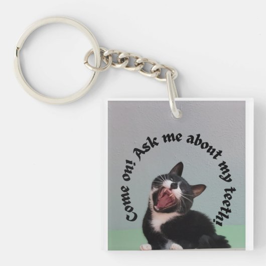 Een grappige tuxedo-kat die haar tanden toont. T-s Sleutelhanger (voorkant)