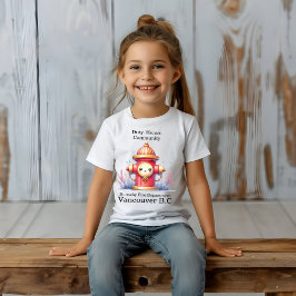 Een grillige hydrant in een levendige tuin t-shirt