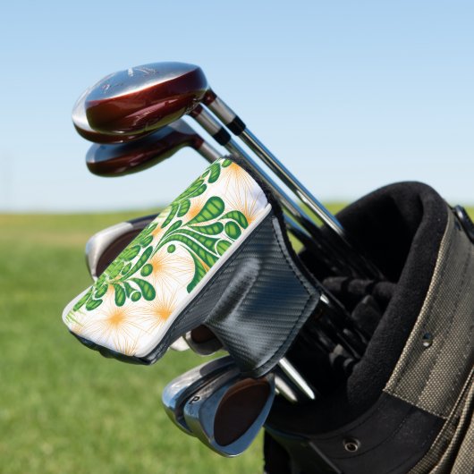 Een groen en goud artistiek patroon met een boom golfheadcover (Insitu)