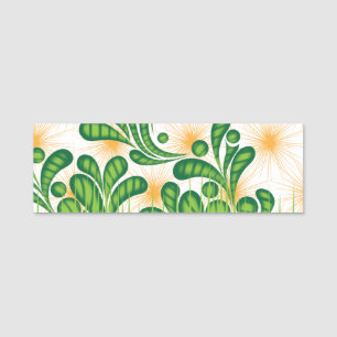 Een groen en goud artistiek patroon met een boom naamplaatje