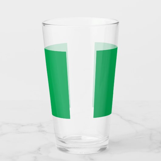 Een groene achtergrond met een witte rand glas (Rechts)