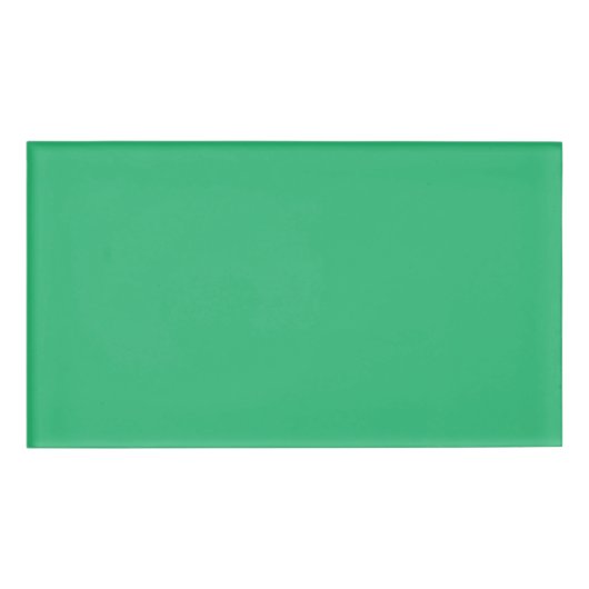 Een groene achtergrond met een witte rand naambadge (Voorkant)