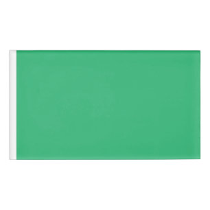 Een groene achtergrond met een witte rand naambadge
