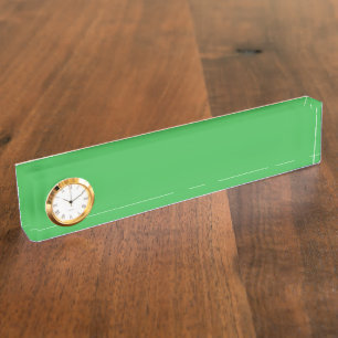 Een groene achtergrond met een witte rand naambordje