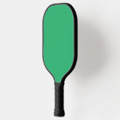 Een groene achtergrond met een witte rand pickleball paddle (Links)