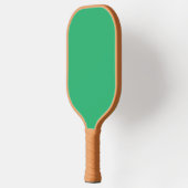 Een groene achtergrond met een witte rand pickleball paddle (Links)