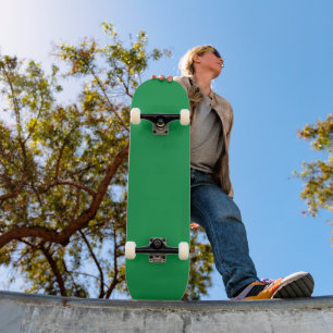 Een groene achtergrond met een witte rand skateboard