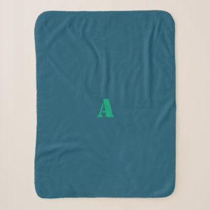 Een groene monogram lichtblauwe fleece deken