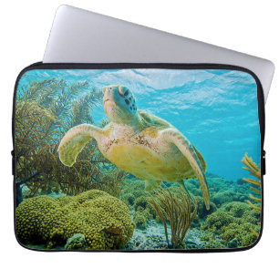 Een groene schildpad op de zwarte riffen van Bonai Laptop Sleeve