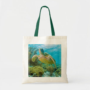 Een groene schildpad op de zwarte riffen van Bonai Tote Bag
