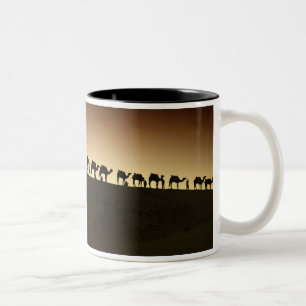 Een groep kameelherders met hun kamelen tweekleurige koffiemok