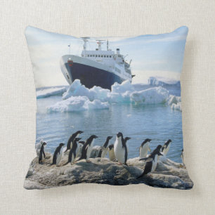 Een groep pinguïns die op een valkuil staan kussen