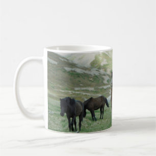EEN GROEP VAN HOREN OP EEN MOUNTAIN PASTURE KOFFIEMOK